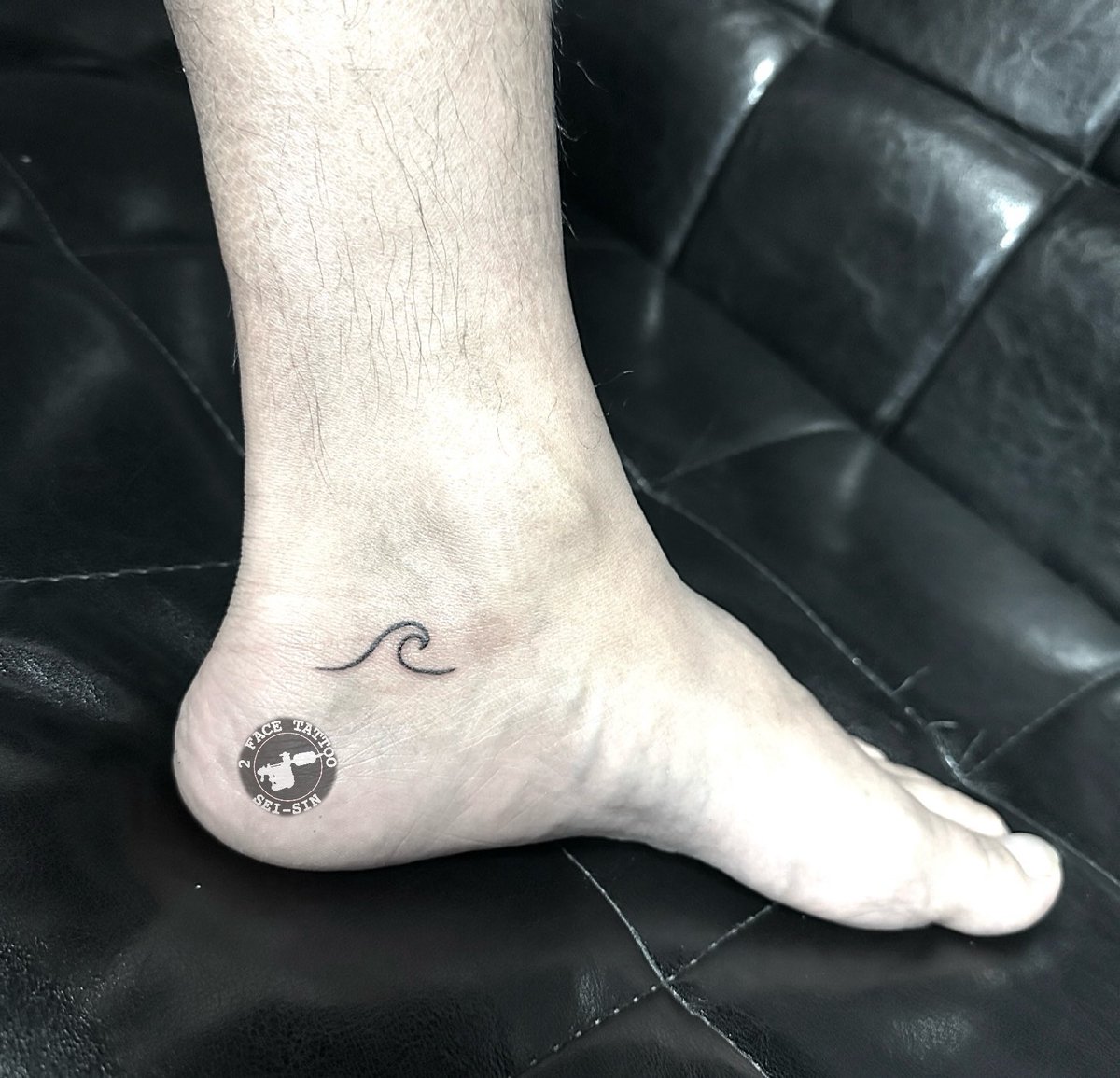 2FACETATTOO's tweet photo. 市内からのご新規さんにワンポイントのwaveを🌊
ありがとうございました🙏😄
#タトゥー #tattoo #刺青 #波タトゥー #wavetattoo #千葉タトゥー #木更津タトゥー #沖縄タトゥー #ink #inked https://t.co/VVKKXoBOU6