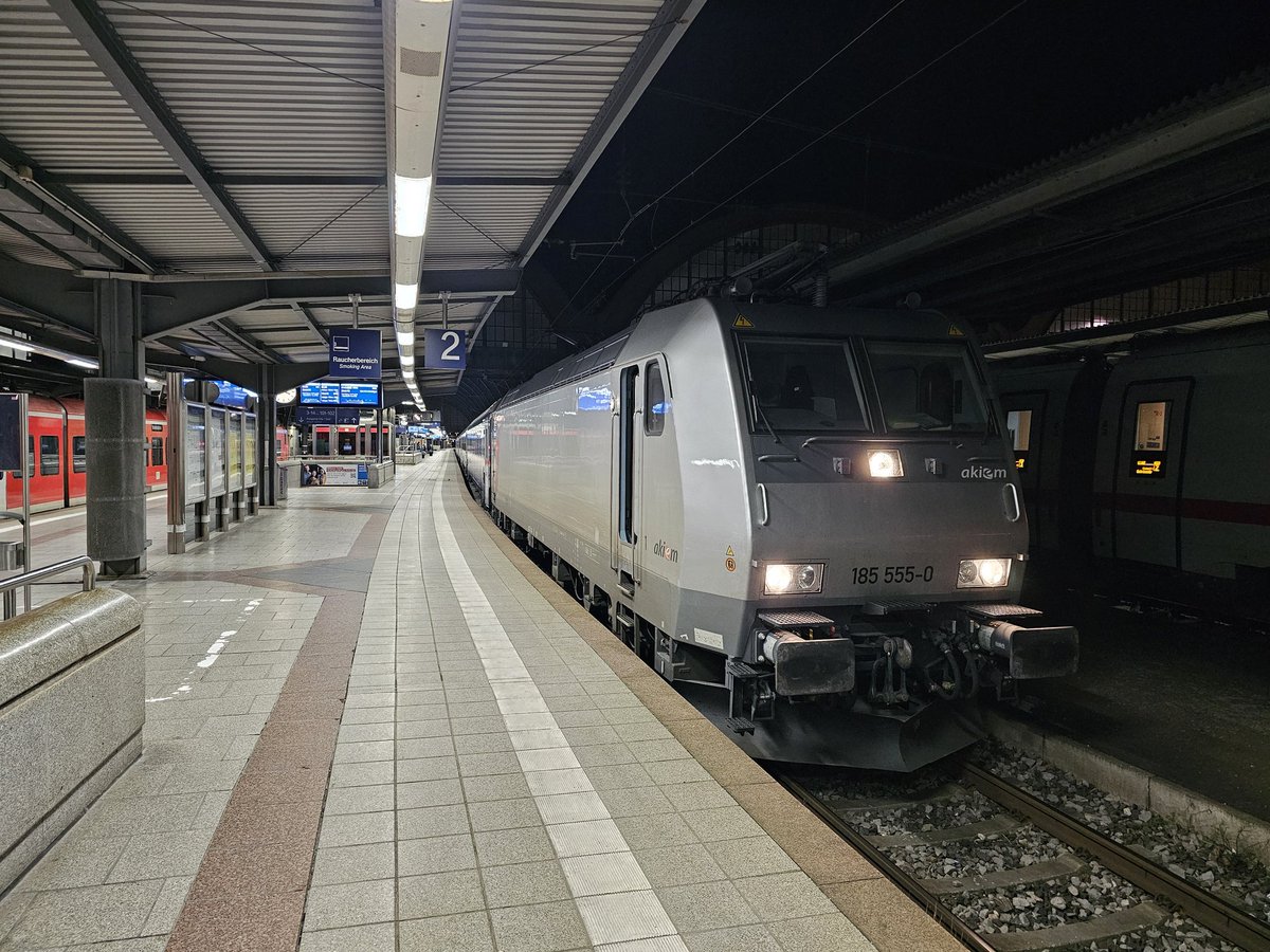 Ce matin c'était Night Jet mais en compo réduite. 6 voitures au lieu de 12. En raison de travaux la tranche Berlin n'a pas circulée. La BR185-555 affectée au train n'a pas eu grand mal à tirer le tout jusqu'à Strasbourg pour ma part. Bonne soirée ! 🙂