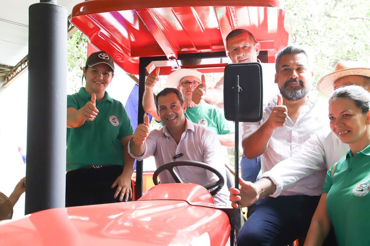 ¡Guajayví celebra la llegada de más tecnología!
Entregamos un tractor, una sembradora y otros insumos para impulsar la agricultura familiar y convertir a nuestros productores en exportadores.
"Ellos producen y el Paraguay se fortalece".
#EstamosConElCampo 🇵🇾