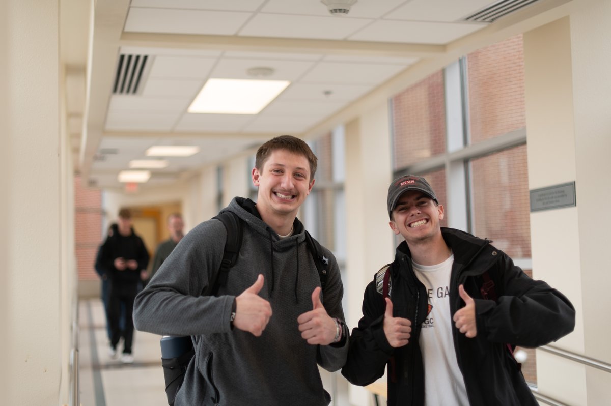 All smiles in the skywalk! 😁🚶