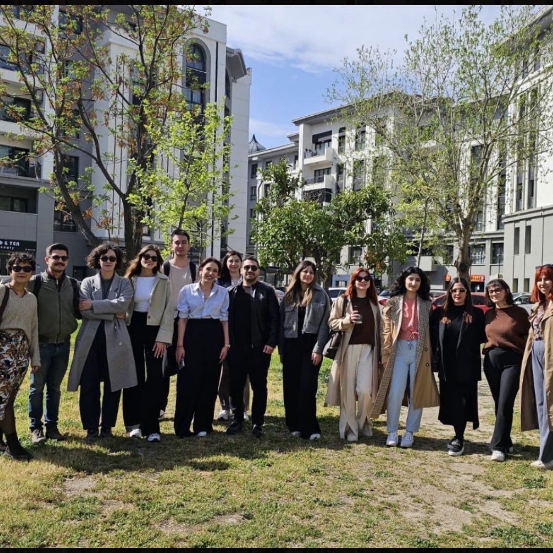 İzmir Avukat Hareketi olarak siyasi tutuklu bulunan vatandaşlarımızla bayram ziyareti gerçekleştirdik. Menemen Cezaevinde bulunan tüm vatandaşlarla tek tek görüşmeler yaparak onlara yalnız olmadıklarını dile getirdik. 

Anonim olarak paylaştığımız mektup tutuklu olarak bulunan ve