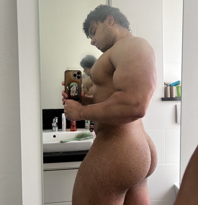 Watch Pedro's leaked NSFW photo on TwXstars