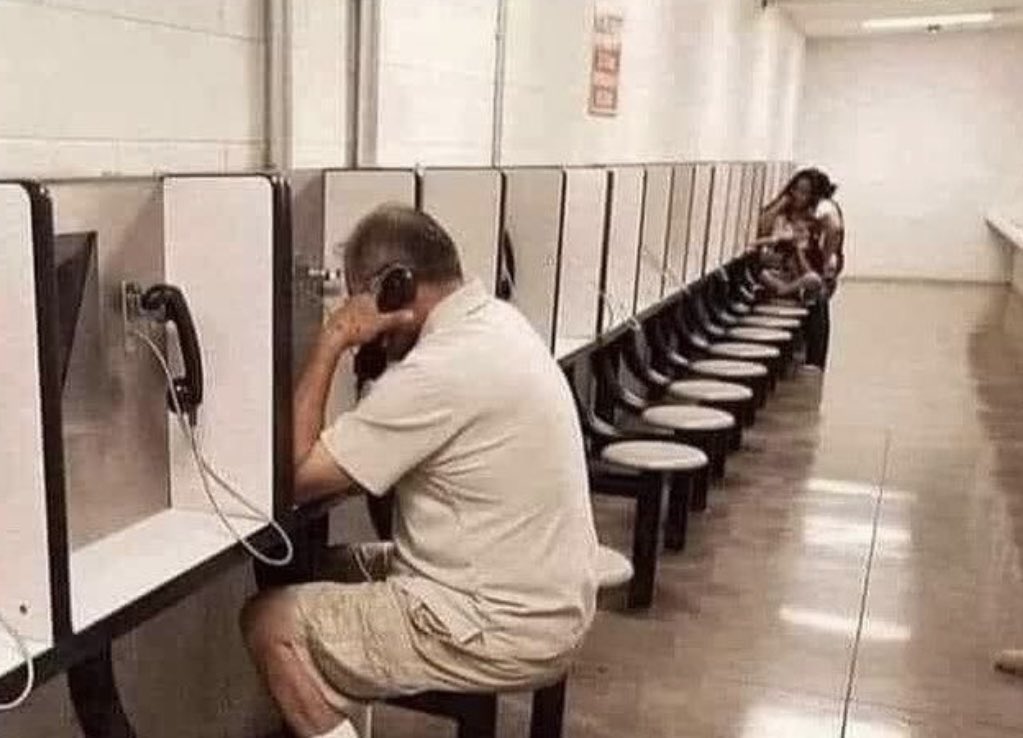 -Écoutez monsieur, j’ai d’autres personnes à appeler, et vu votre situation, vous n’êtes pas intéressé par nos panneaux solaires !
-Non mais raccrochez pas svp, j’ai très peu d’occasion de parler avec quelqu’un