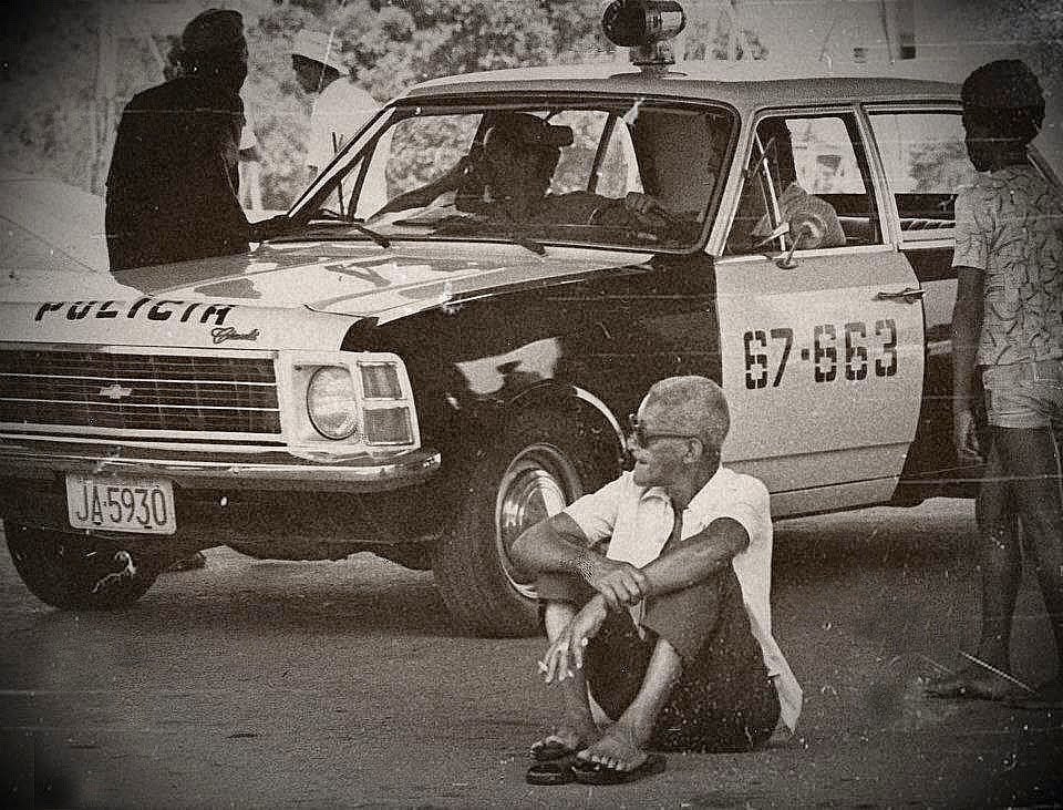 O compositor Cartola protestando sentado contra o regime militar após o desfile da Mangueira de 1976. DITADURA NUNCA MAIS!

📸: Eurico Dantas