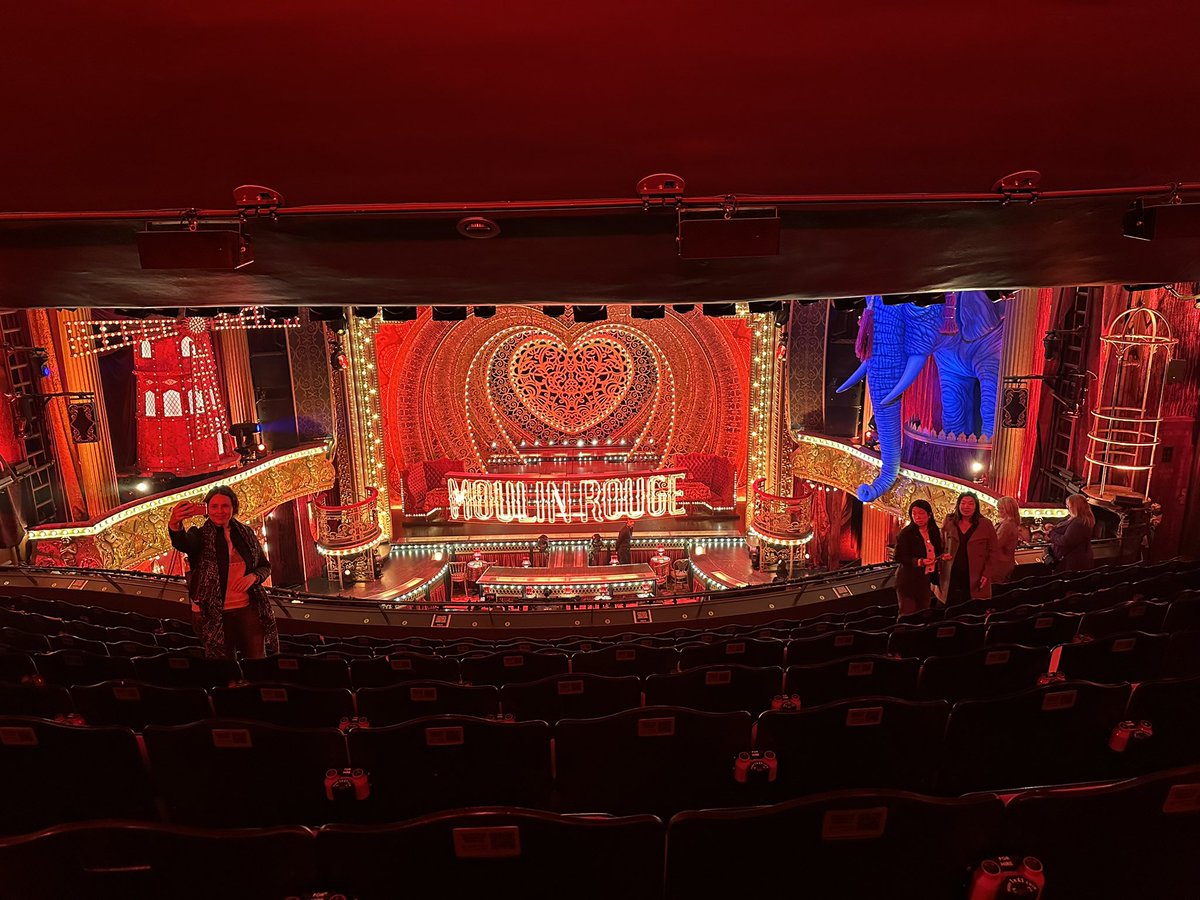 Moulin Rouge, 1992’de Paris’te çalışırken gidememiştim, şimdi Londra’da gitme fırsatı buldum, kader buymuş.