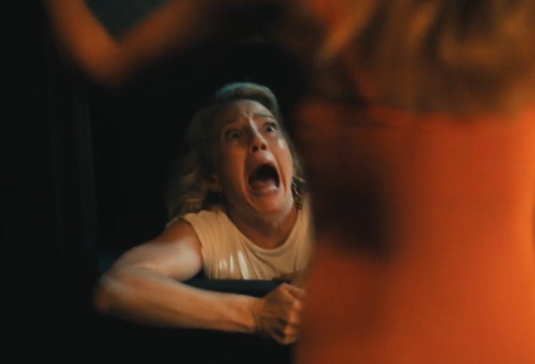 I’m in the corner
Watching you kiss her