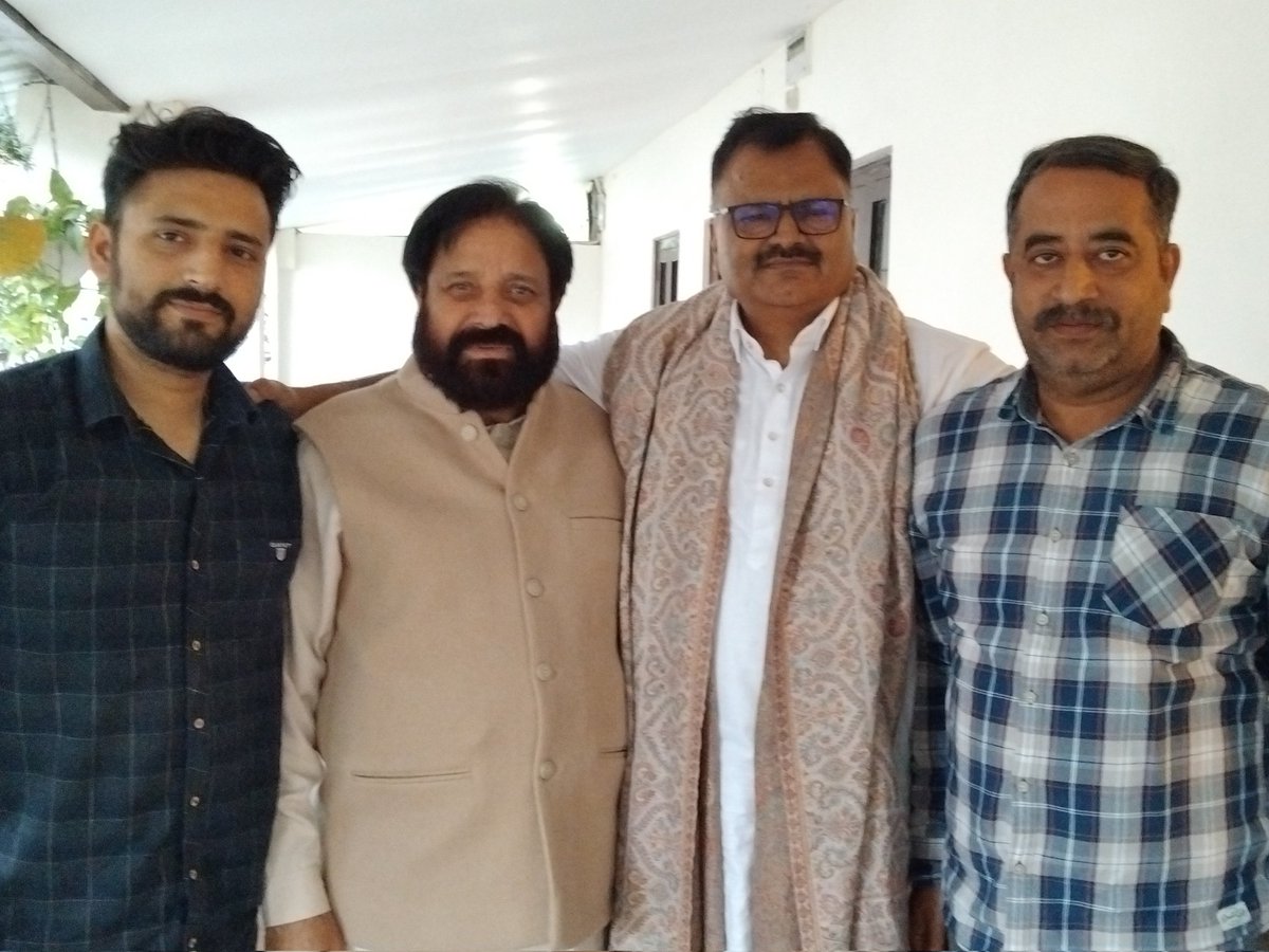 vikas_central's tweet image. #Accompanied my Zonal President Babu Rampaul, Ankush Abrol and Adv Lovesh Bharat to offer Eid greetings to Jenab @JavedRanaa Sahab at his residence in the evening.
@OmarAbdullah 
@nasirsogami 
@JKNC_