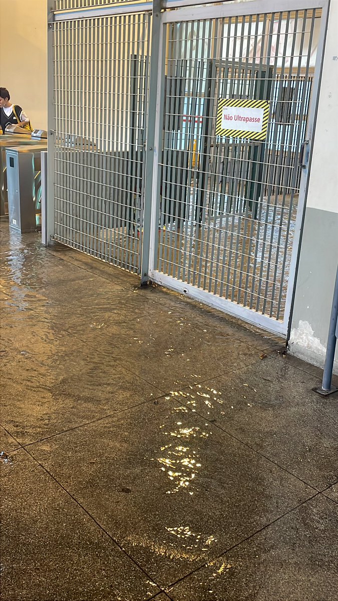 moisesfeeh's tweet image. #sp2 a estação de Santo André com a chuva