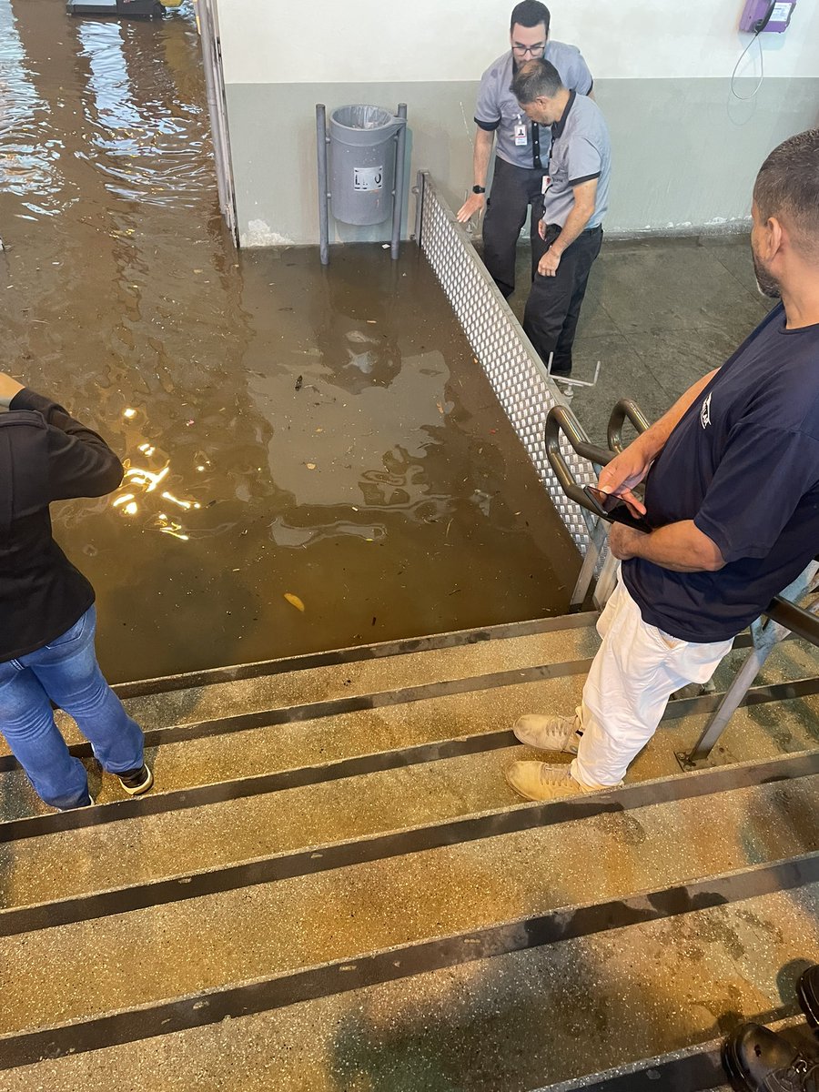 moisesfeeh's tweet image. #sp2 a estação de Santo André com a chuva