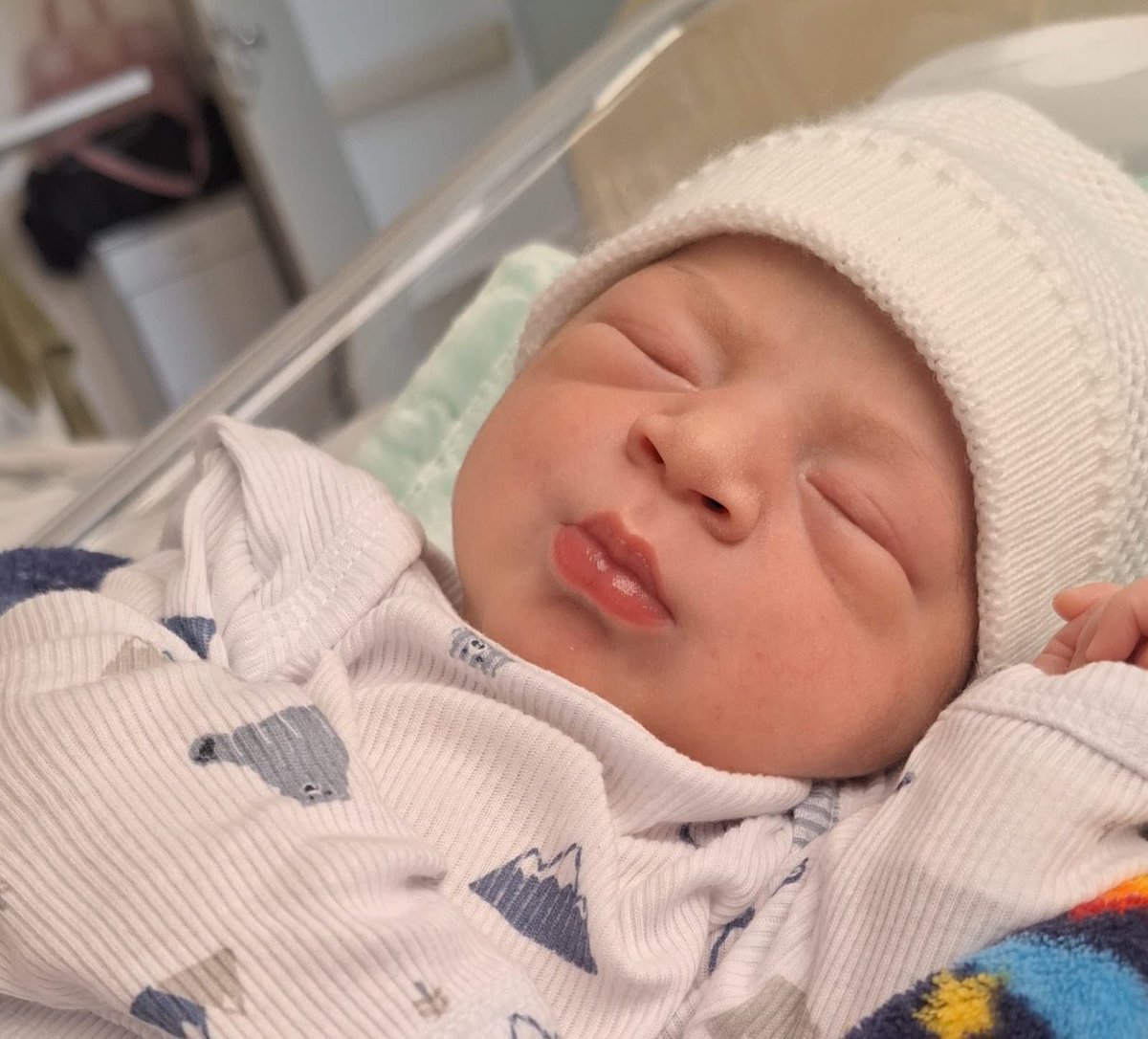 ana_braite's tweet photo. Eu cheguei lindão e minha primeira roupinha foi a tia Ana e o tio João quem deu 🥹💙 https://t.co/jZQ3RA2z7P