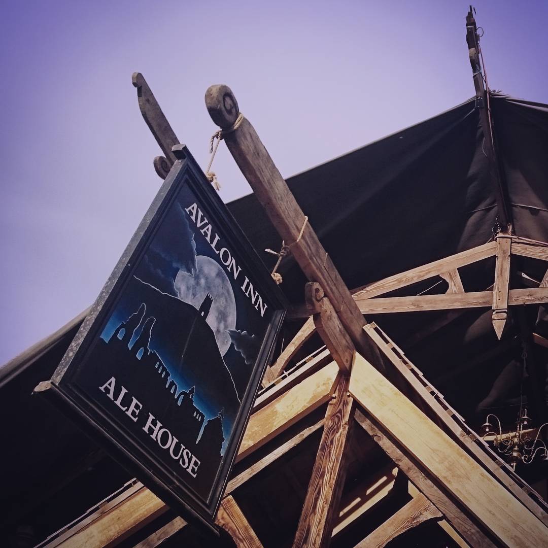 GlastoFestFeed's tweet photo. @AvalonInn @FieldOfAvalon Mmm... A frothing cold cup of ale in the legendary @AvalonInn; basking on the grass, enjoying one of the many awesome acts on the main stage at the @FieldOfAvalon — yes please! 😌🍻🌿

📷 Tom Throp https://t.co/fxIegdWBAf