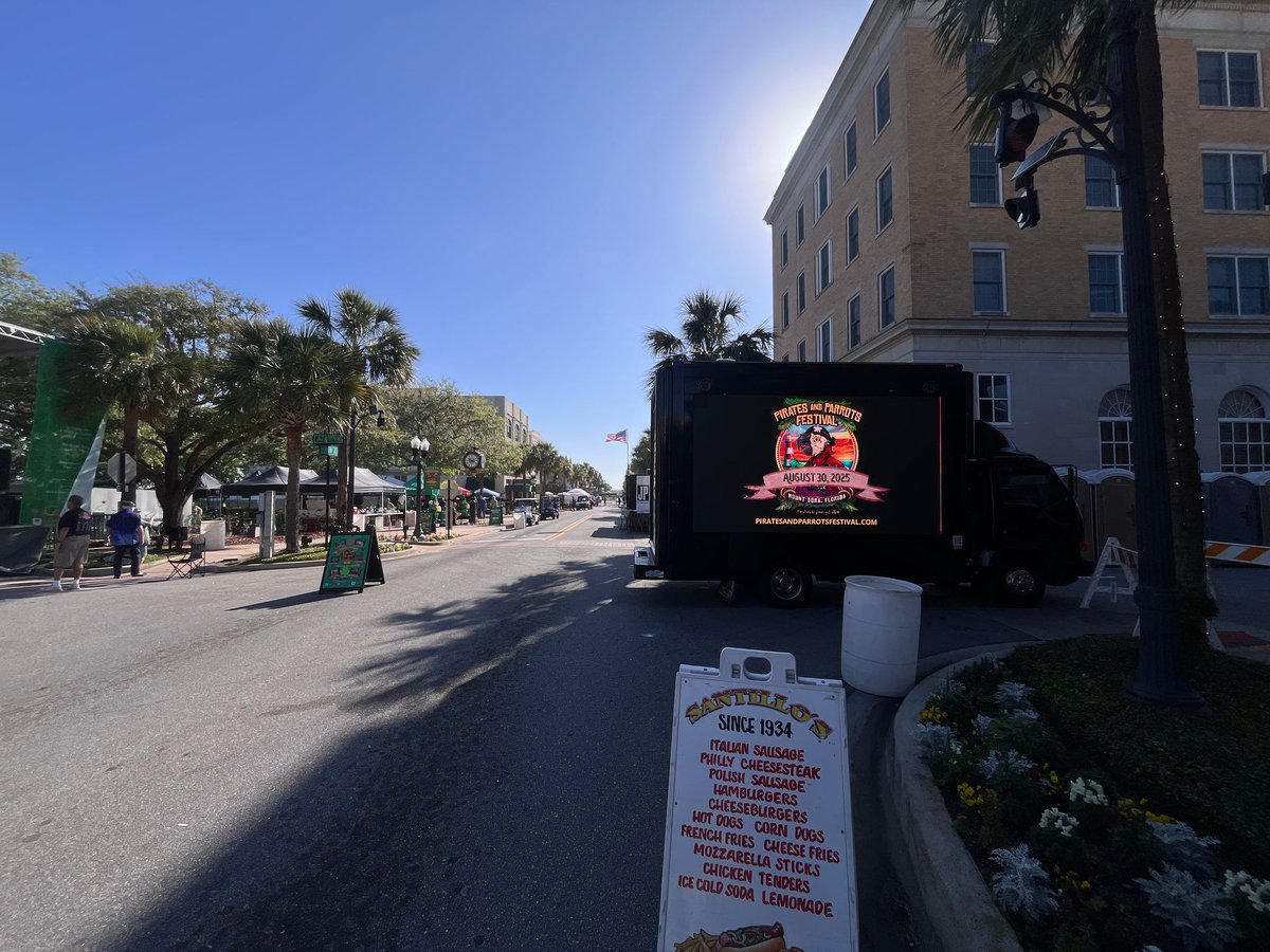 DATMediaFL2's tweet image. Why blend in when you can roll in and shine? 🌟 Our mobile billboard is making an impact at today’s event—because great advertising never stands still! #MovingMedia #EventAdvertising #DATMediaFL #MobileBillboard #Orlandoflorida