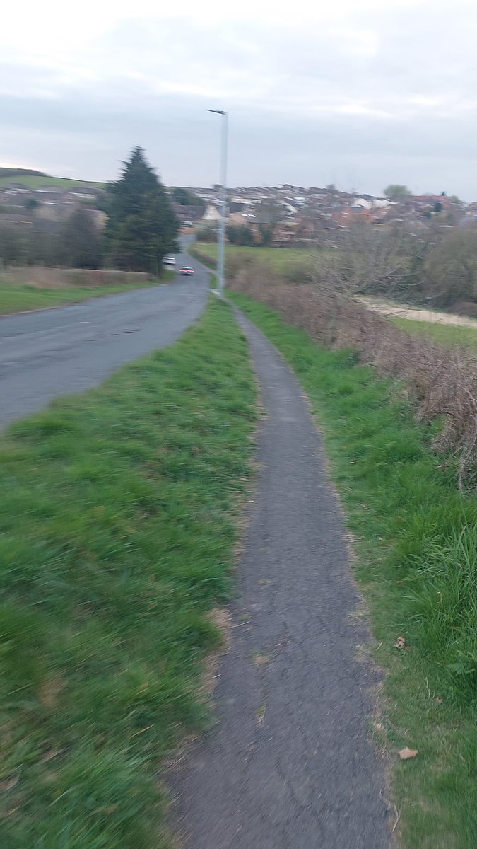 JamesBurrows001's tweet image. Pleasant evening for a long overdue walk. I have a target, and it's time to get moving again. No more sitting around now the evenings are lighter. #NHS1000miles