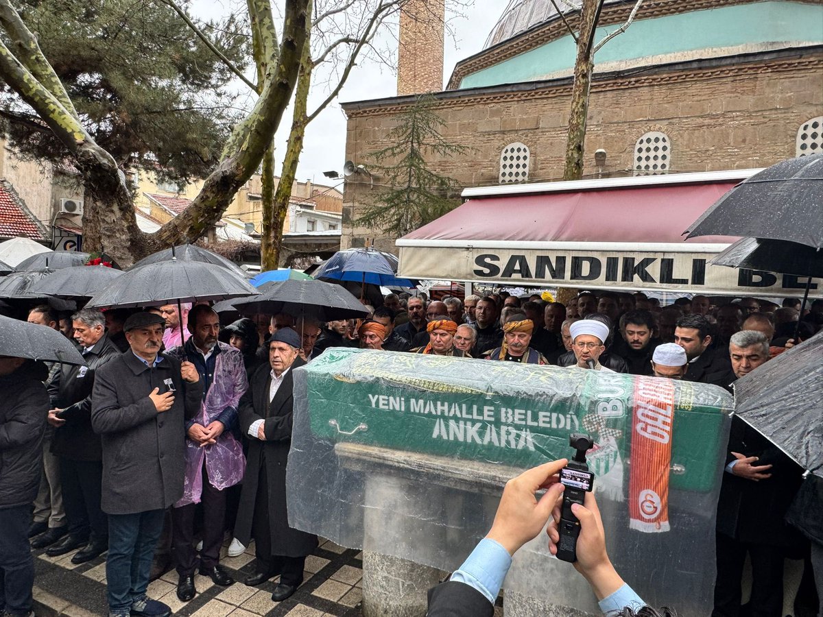 DpGultekinUysal's tweet photo. Değerli büyüğümüz, hemşehrimiz Yenimahalle Belediye Başkanı Fethi Yaşar’ın evladı Bülent Yaşar’ın cenaze törenine katıldık.

Fethi Yaşar Başkanımızın şahsında tüm Yaşar Ailesine, dostları ve hemşerilerime başsağlığı ve sabırlar diliyorum.
Allah rahmet eylesin. https://t.co/UUfxGpUWht