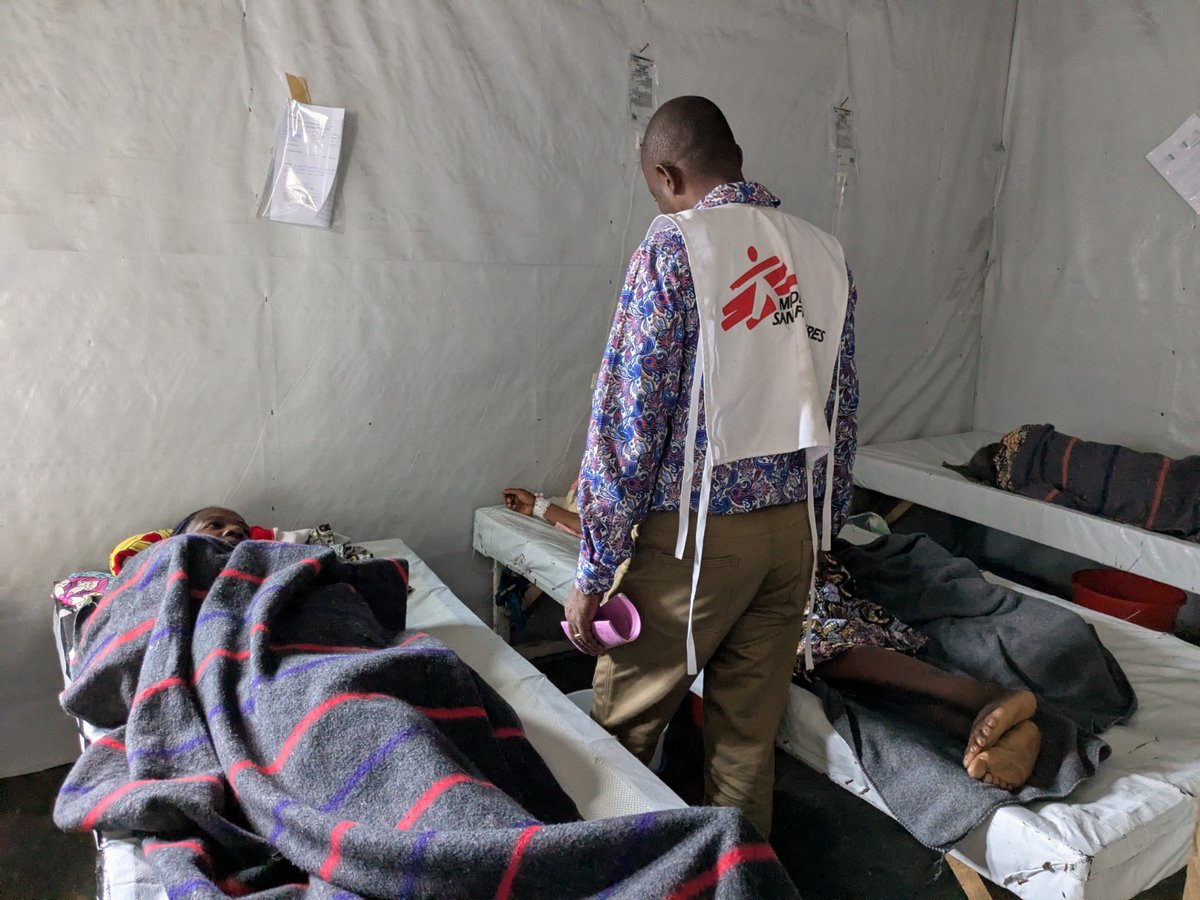 MSF continue d’appuyer les structures de santé dans la prise en charge de patients atteints du #choléra à #Goma et ses environs. Entre le 1er février et le 15 mars, 1158 patients ont déjà été soignés dans les centres de santé de Kyeshero, Kanyaruchinya, Mugunga, Buhimba et Sake⬇️