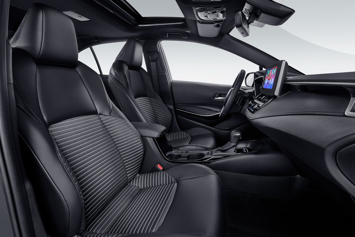 Toyota Corolla es ese sedán compacto que ofrece una experiencia de manejo cómoda y confiable. La eficiencia y potencia de combustible bien balanceado con su motor a gasolina de 2 litros y la garantía de ser un <a href="/ToyotaMex/">Toyota México</a> , te darán una inversión segura 👉