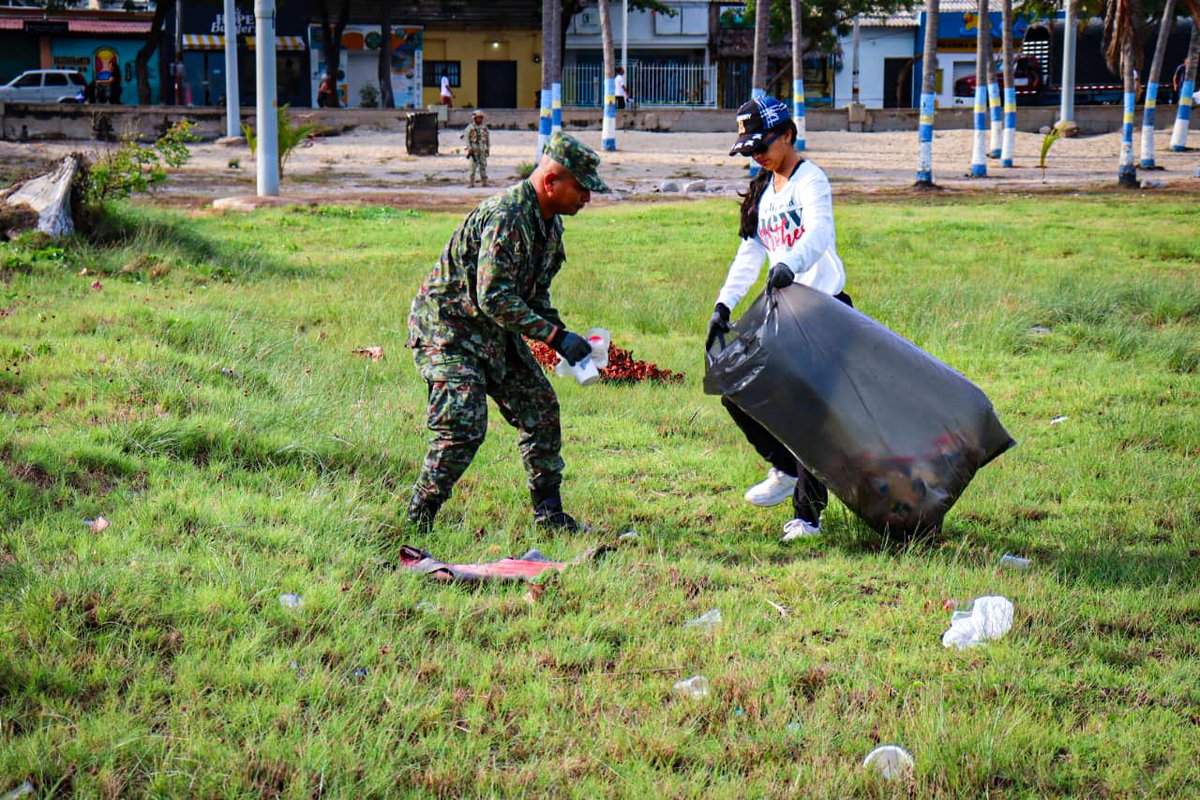 🌍♻️ En una gran jornada ambiental, el <a href="/COL_EJERCITO/">Ejército Nacional de Colombia</a> apoyó a la fundación <a href="/LaPapeleraTH/">Fundación La Papelera Tiene Hambre</a>, a <a href="/GrupoInteraseo/">Interaseo</a> y otras organizaciones ambientales, en la recolección de más de 100 kilos de residuos en el Malecón del Mar, en Riohacha, #LaGuajira.

#CustodiosDelMedioAmbiente