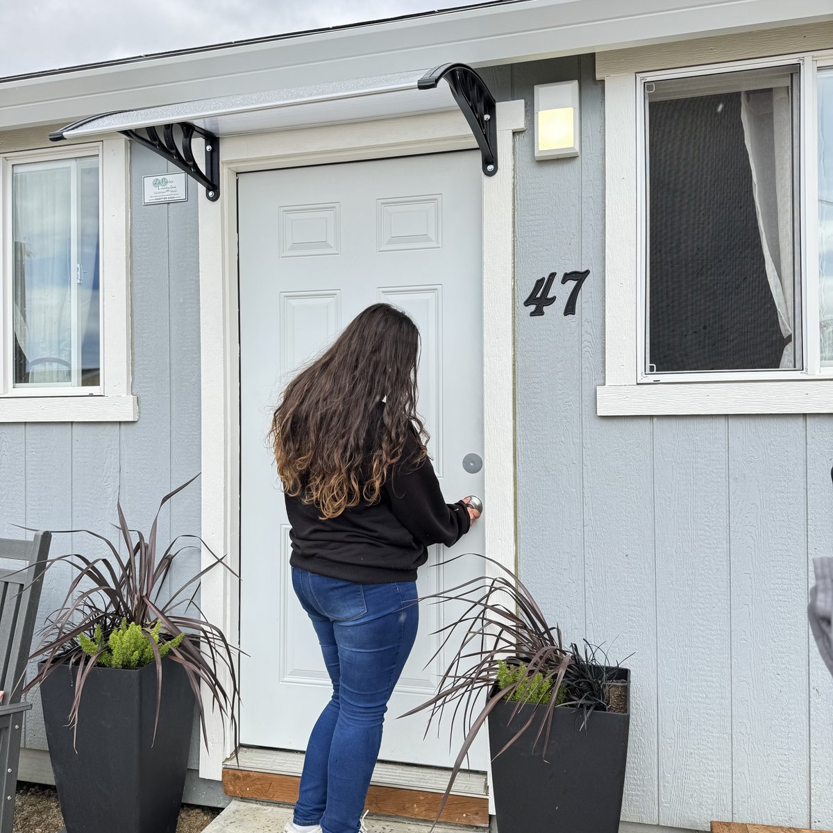 BorgesArch's tweet photo. Color has a real impact on how we feel and experience a space. For Cabin #47 at The Grove, we used color drenching to create a sense of grounding and comfort. 
The right environment doesn’t just transform a space—it can change lives. https://t.co/kPA9HLT3H3