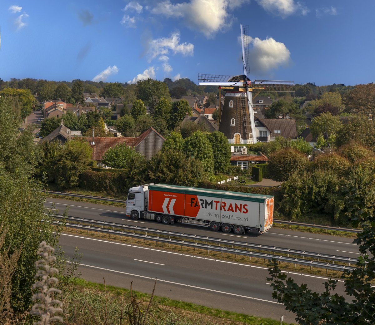 FarmTrans's tweet photo. Our Walking Floor trailers offer flexible and efficient transport solutions for various loose-loaded and palletised goods. Curious about our possibilities? Contact our Walking Floor experts via our website: https://t.co/vLRgYwSl5A

#FarmTrans #drivingfoodforward #logistics https://t.co/Hnfrdn6m4I