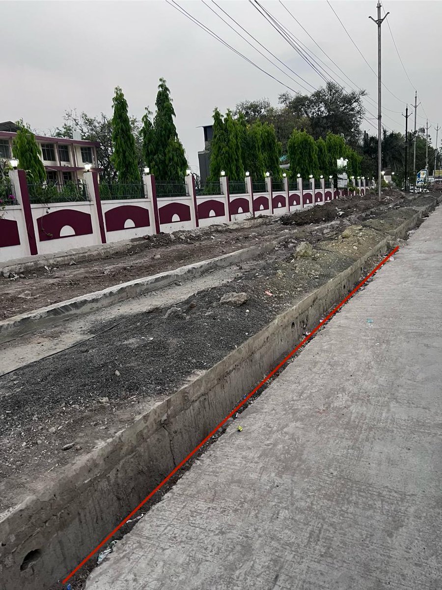 arush_s's tweet photo. Tweet 1:
@mohanyadav @BMCBhopal @pwdminmp @commissionerbmc The JK Road construction project has been ongoing for 2 years, yet the condition is alarming! Poor quality, open side gaps leading to accidents, and drains left unattended &amp; filled with soil instead of proper concrete. https://t.co/pK7QScDjpM