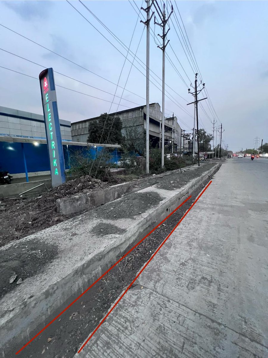 arush_s's tweet photo. Tweet 1:
@mohanyadav @BMCBhopal @pwdminmp @commissionerbmc The JK Road construction project has been ongoing for 2 years, yet the condition is alarming! Poor quality, open side gaps leading to accidents, and drains left unattended &amp; filled with soil instead of proper concrete. https://t.co/pK7QScDjpM