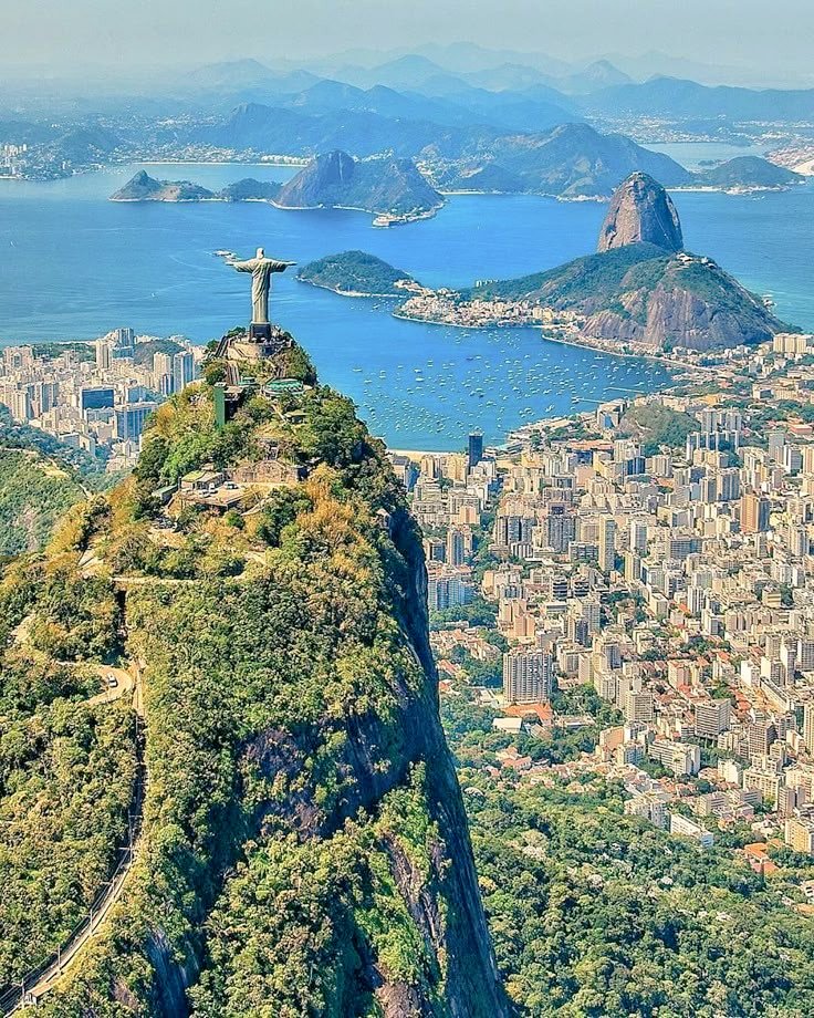 EXPERIÊNCIA COMPLETA: Segundo os cariocas e os próprios membros, o Stray Kids e a sua equipe estão passando os dias antes do 1o show andando pela orla no Rio de Janeiro, visitando pontos turísticos, comendo muito bem, ouvindo música nacional e jogando futebol com brasileiros.