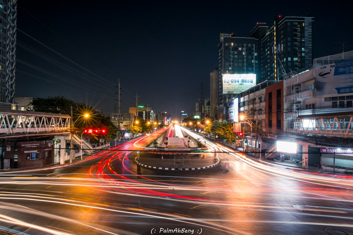 PalmAhBeng's tweet photo. Ratchada-Sutthisan Intersection 🚗🚕🚦
#RatchadaSutthisanIntersection #Intersection #Bangkok #Thailand #light #lighttrail #lighttrailphotography #night #cityscape #road #Fujifilm #FujifilmXE1 #Geekster #Geekster12mm #manuallens #สี่แยก #ถ่ายภาพ #ภาพถ่าย #แสงไฟ #ถนน https://t.co/fRWPsASruK
