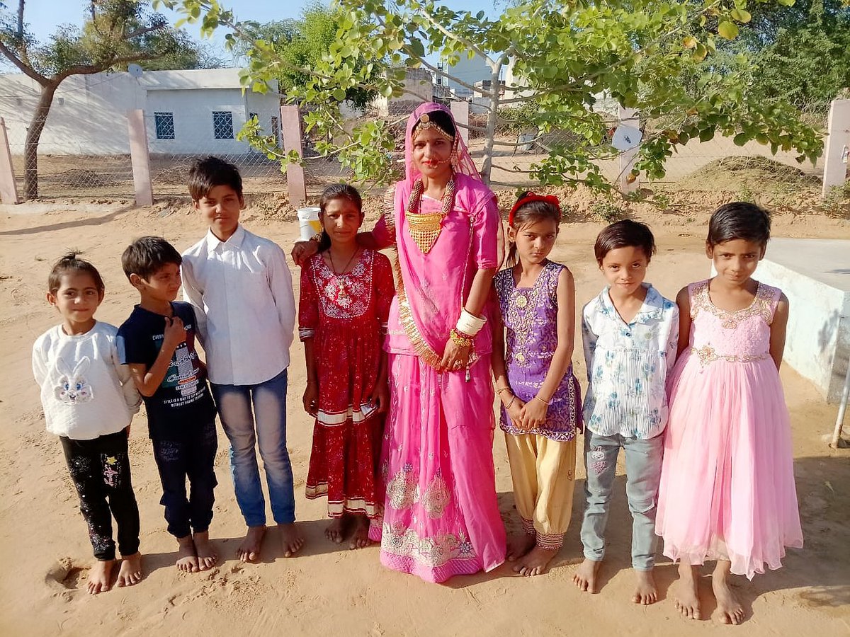 गांव की रौनक अलग होती है
बच्चे बोले मेम एक फोटो म्हारे सागे भी खींच......🥰🥰