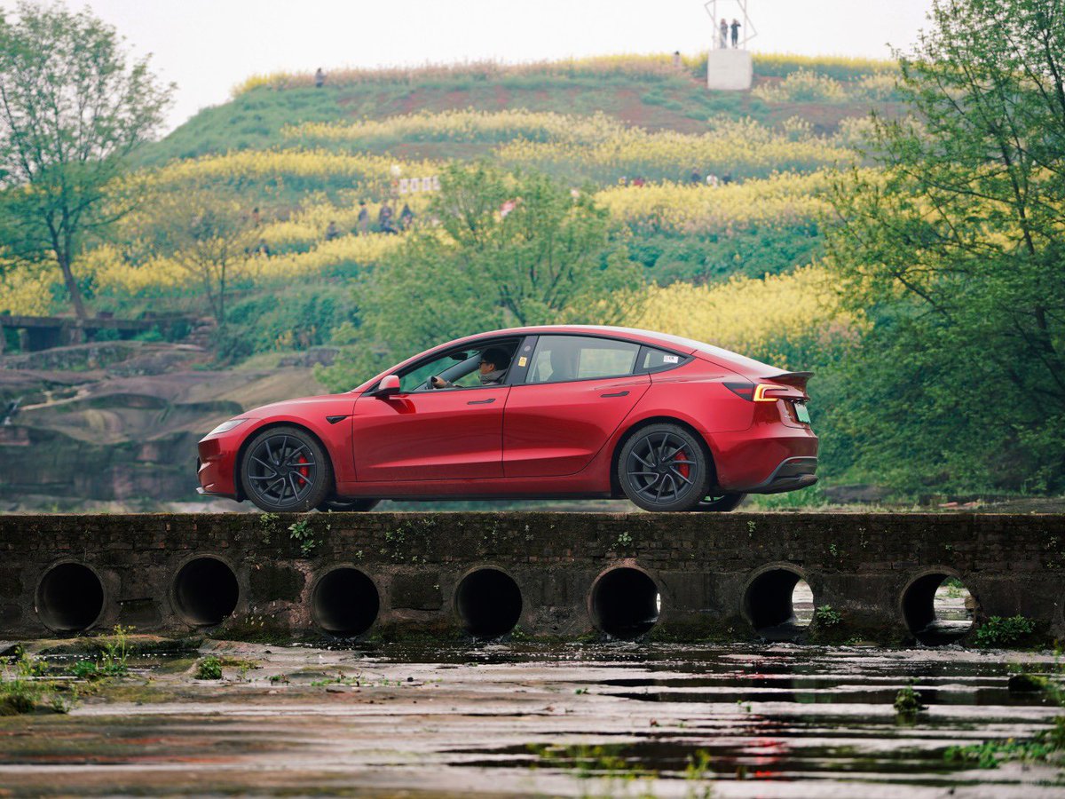 DriveGreen80167's tweet photo. Tesla China 🇨🇳 Posted:
„Springtime in the Model 3 💐
The holiday is approaching—where are you taking your Tesla?
It’s the perfect season for a scenic drive 🍃 Share your best Tesla landscape shots! „
📸: 钟周缘
#TeslaAdventures #SpringWithTesla $tsla #ModelYRefresh #ScenicDrives #BloomingSeason