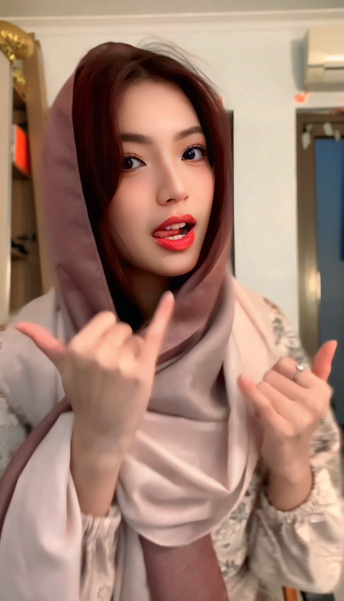 Selamat hari raya, selamat menikmati opor ayam, soalnya kalo opor-tunities to make u mine agak sulit kan? 😬😬 <a href="/S_GraciaJKT48/">Shania Gracia グラシア</a>