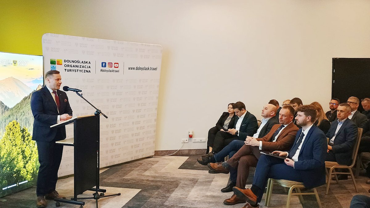 We <a href="/wroclaw_info/">Wroclaw</a>  odbyła się druga z cyklu regionalnych konferencji konsultacyjnych w ramach prac nad „Strategią Rozwoju Turystyki dla Polski do 2030 roku, z perspektywą do 2036”.
bit.ly/3E0LFQW

<a href="/SPORT_GOV_PL/">Ministerstwo Sportu i Turystyki</a>