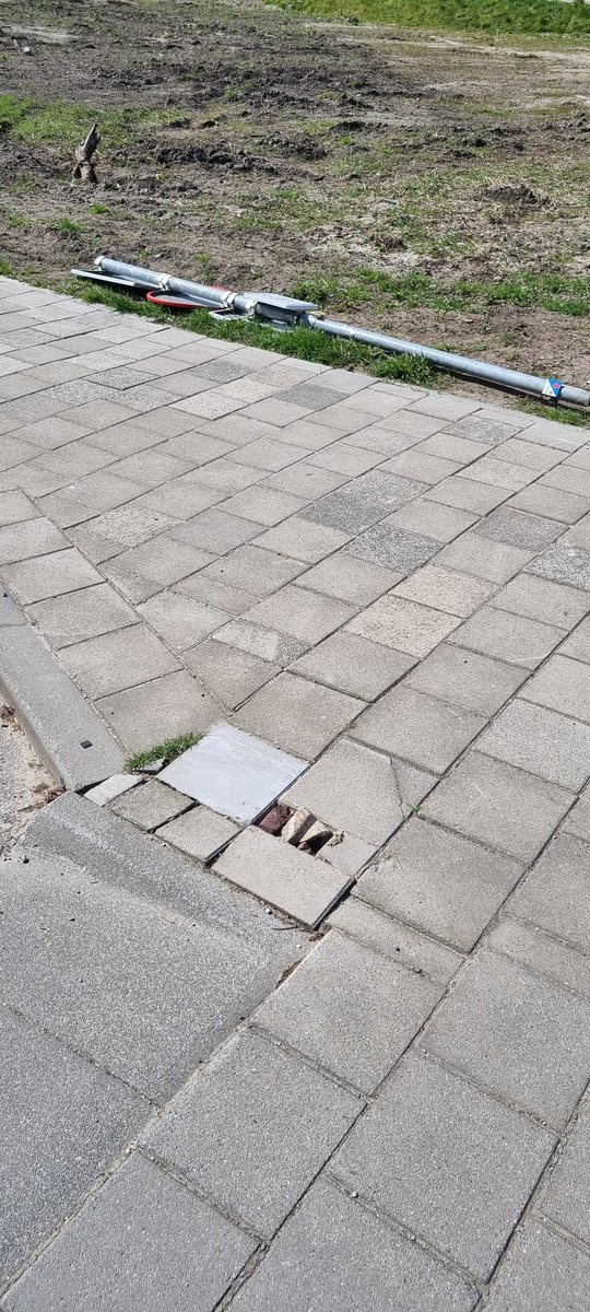 BouwmanWim's tweet photo. @gemeentewoerden op de hoek Mijzijde/Overstek is de verkeerspaal afgebroken. https://t.co/B80W0raHI7