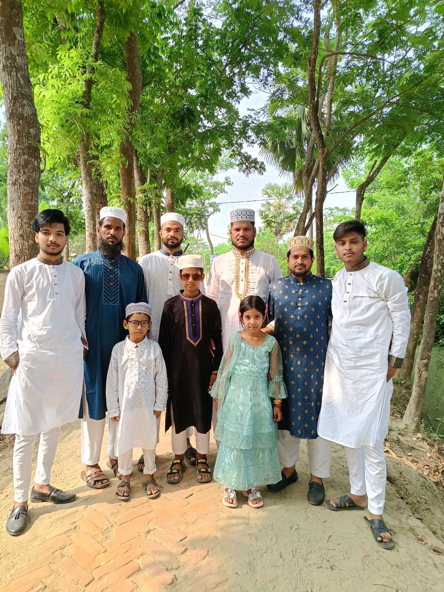 _mohammadnafis's tweet image. Eid Mubarak! 🌙✨

Today, I had the joy of celebrating Eid-ul-Fitr with my beloved family. This special day reminds us of the importance of gratitude, unity, and compassion.

May this Eid bring peace, prosperity, and happiness to everyone around the world.

#EidMubarak #EidUlFitr