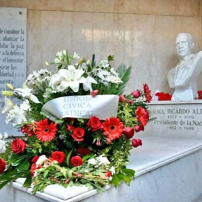 _aradicalddhh's tweet photo. Hoy es el  día de la partida a la inmortalidad de un Líder, así lo  recordamos  Dr. #RaúlAlfonsín es usted quien nos devolvió la Democracia y en ella también nos dió la libertad de decidir. 
Gracias por su legado.

“Sigan a ideas, no sigan a hombres..." https://t.co/uPYa5koAGF