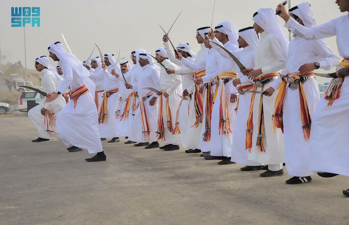 alekhbariyaFRA's tweet photo. 📸 | La danse traditionnelle « #Ardha » brille lors des célébrations de l'Aïd el-Fitr à #AlBaha.
#EKHactualités https://t.co/NsJ23GDKNn