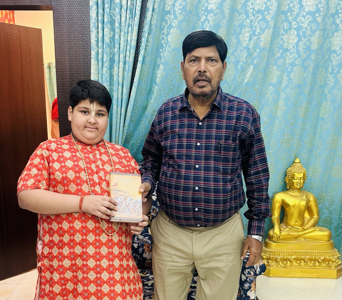 RamdasAthawale's tweet photo. आध्यात्मिक वक्ता और बाल कथावाचक अभिनव अरोड़ा ने आज दिल्ली हमारे अवासपर मुलाकात की और चर्चा की| https://t.co/c1o1GBGeg8