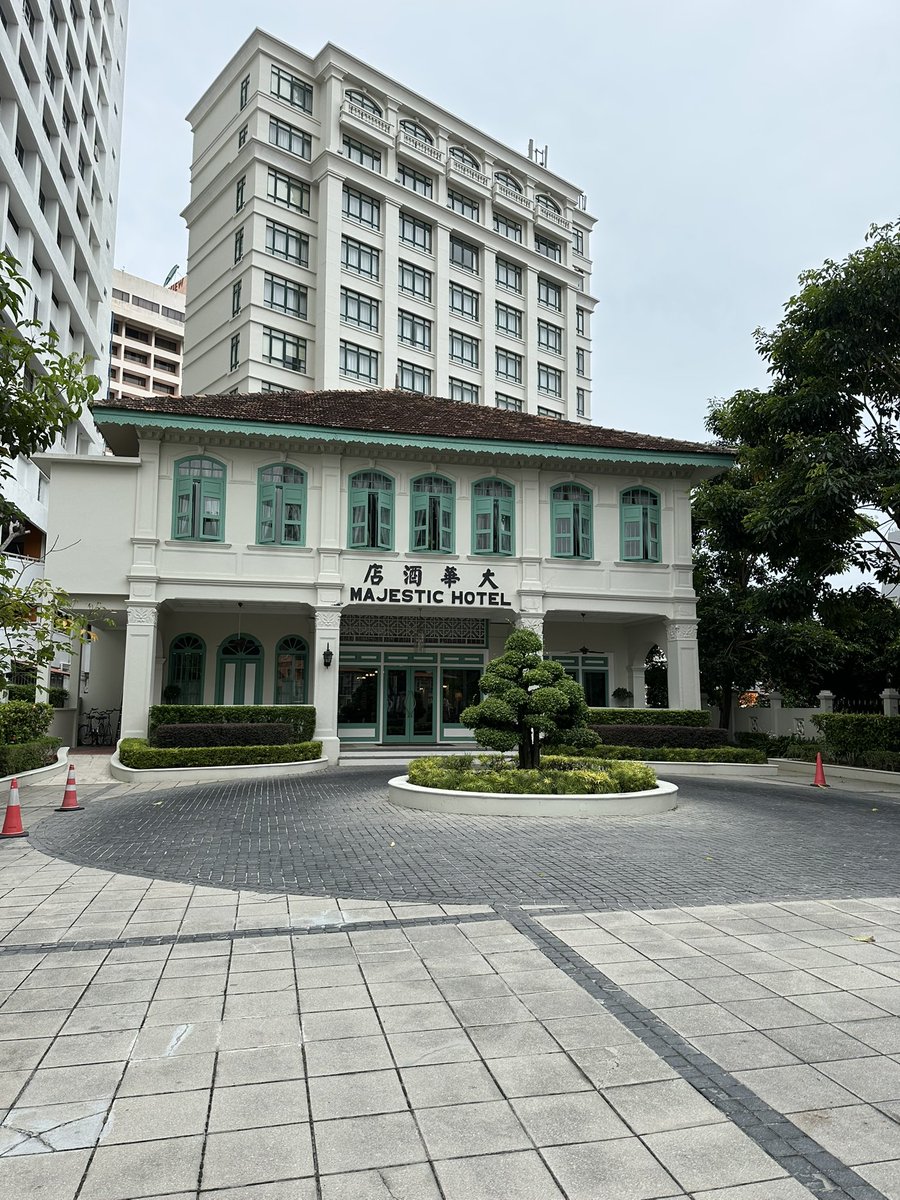 Bellissimoyoshi's tweet photo. Buono!😘マラッカの「The Majestic Hotel Malacca」内にあるレストラン「The Mansion」で、珍しいクリスタン料理を堪能してきたよ。東洋と西洋の味が見事に融合し、どの料理も興味深く美味しかったぜ!笑😂👍🇲🇾
#マラッカ #クリスタン料理 #TheMansion #グルメ旅行 #ベリッシモ #料理研究家 https://t.co/9IxaWfTbIf
