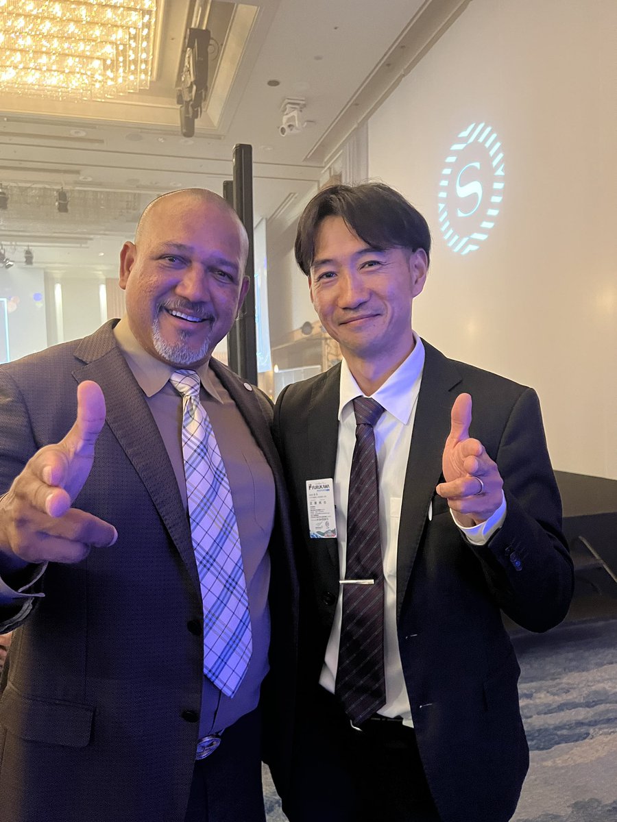 取引先であります、横浜ベイシェラトン ホテル&amp;タワーズのパーティにお招きいただきました。
ありがとうございます。
アンバサダーのラミレスさんと！
カラーバットをテープでグルグル巻きにしてカラーボールもってファミカセポッケに入れて公園に行ってた野球少年近藤は完全に舞い上がりました。