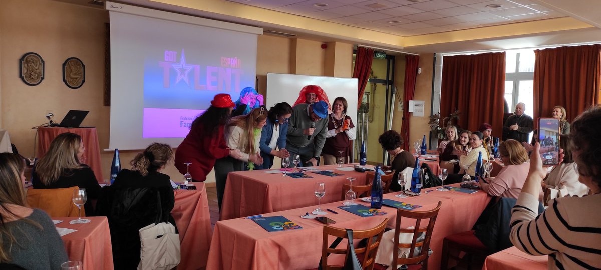 Qué divertida sesión de trabajo esta mañana con <a href="/eliacoriba/">Elia Cortés</a> sobre creatividad aplicada a nuestro trabajo por las #familiasnumerosas. Y qué buenos consejos: visión 360°, pensar en grande, mantener limpia la piscina y divertirse ¡Eso hemos hecho, y con grandes resultados!