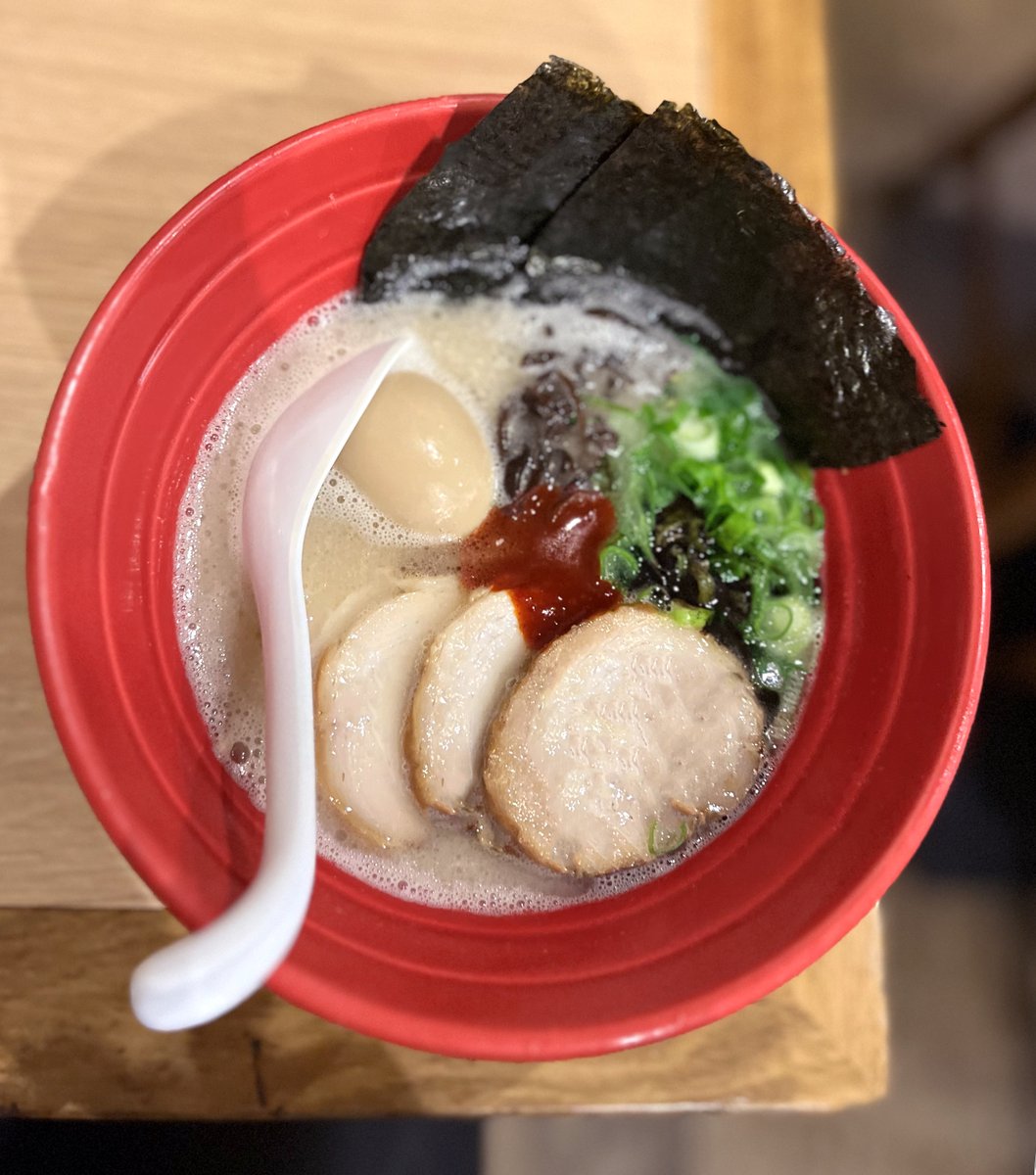 L'iconique Akamaru 🍜 Venez déguster le ramen phare de notre marque 🤩 Un bouillon de porc tonkotsu cuit pendant des heures, des tranches de porc chashu fondantes 🤤 et nos nouilles fines faites maison.  Itadakimasu ❤️‍🔥
#ippudoparis #ippudo #akamaru  #ramen  # #yummy #zuzutto