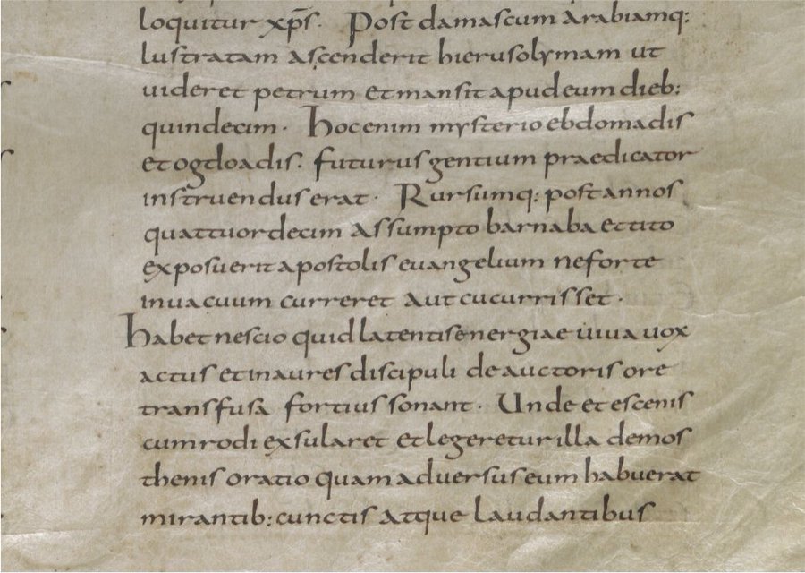 "Duże" litery z uncjały w pisanym minuskułą karolińską tekście Biblii z Moutier-Grandval, ok. 830-840.