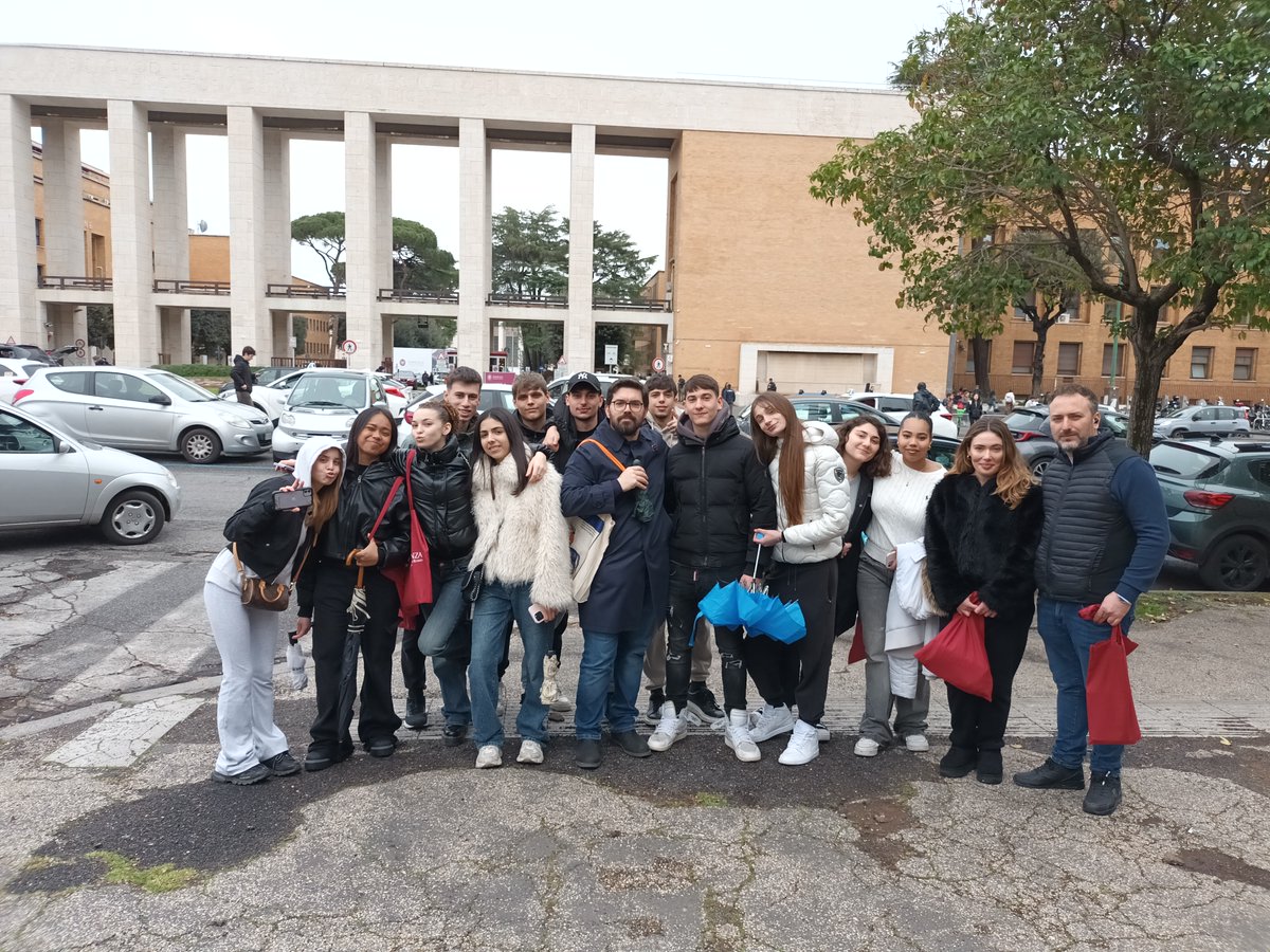 #orientamento
#università

Lo scorso 27 marzo le classi 4A e 4CL, accompagnate dai docenti Brescia, Benevento, Pagano e Pica, hanno preso parte alla giornata di orientamento indetta dall'Università Sapienza di Roma: una preziosa occasione per iniziare a  scoprire l'ateneo romano!