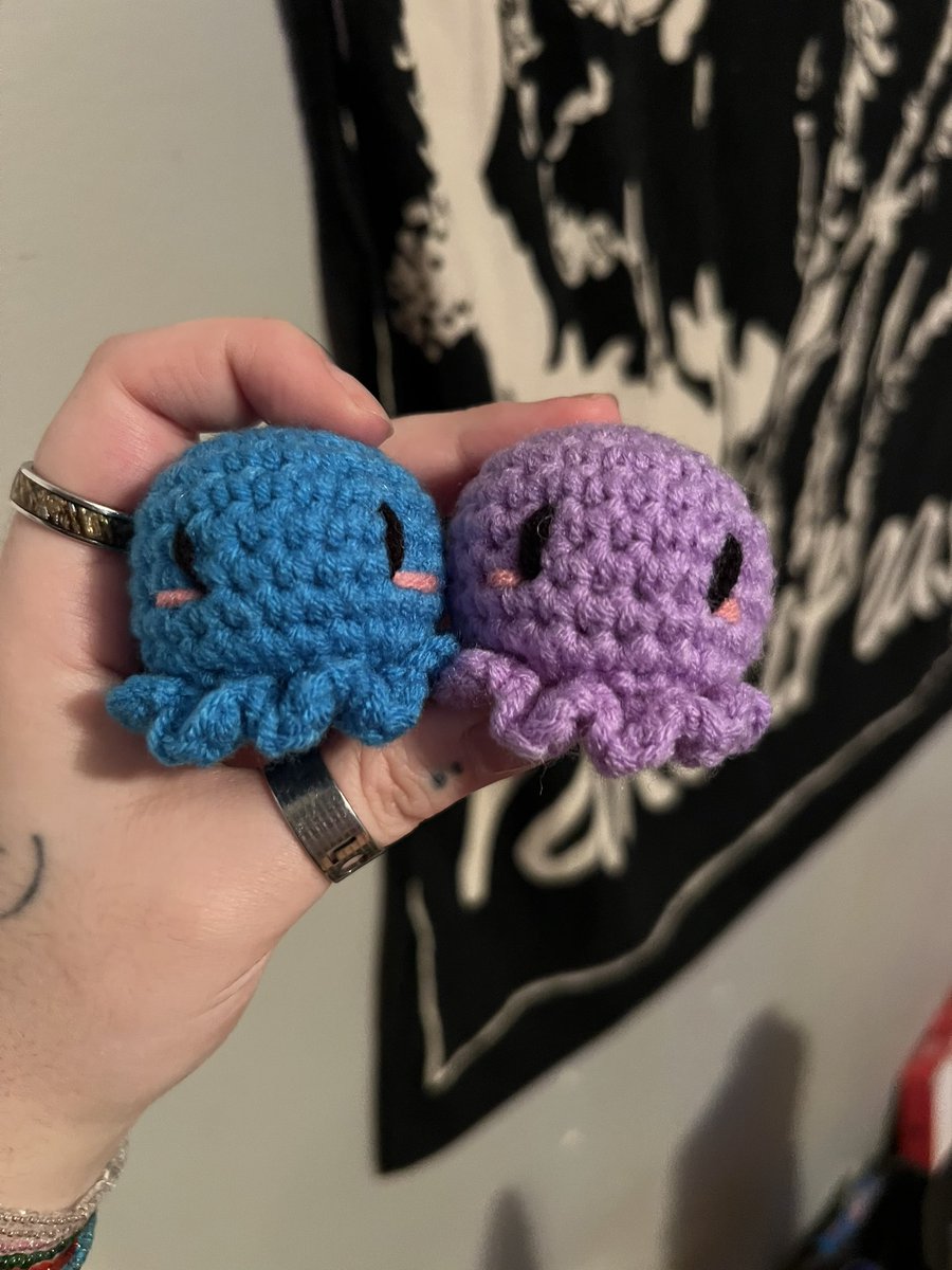ItsFr0ggie_'s tweet photo. Obsessed with this pattern 🥰
#crochet #crochetkeychain #keychains #crafts https://t.co/quPczrW0TJ