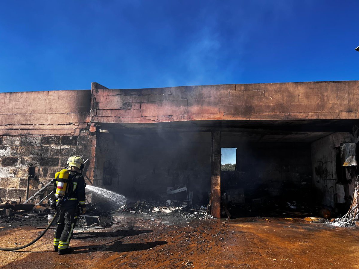 BombersdeMca's tweet image. Incendi d’una nau amb maquinària i mercaderies perilloses annexa a una vivenda al terme municipal de Llubí.
#ParcInca
#ParcAlcúdia