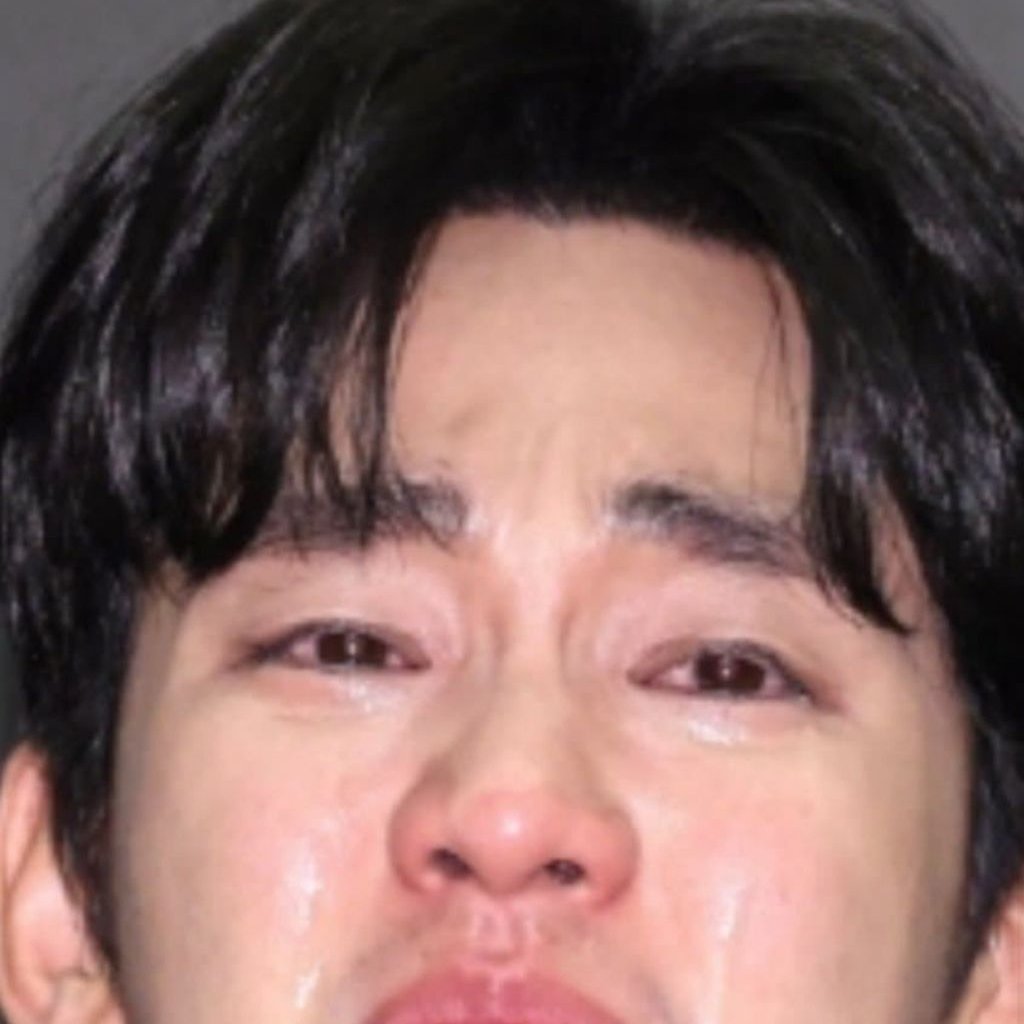 _kimbana_'s tweet photo. asdfsadfs a Kim Soohyun se le cayó la base por andarse limpiando los mocos durante la rueda de prensa https://t.co/CN2BhJQTD4
