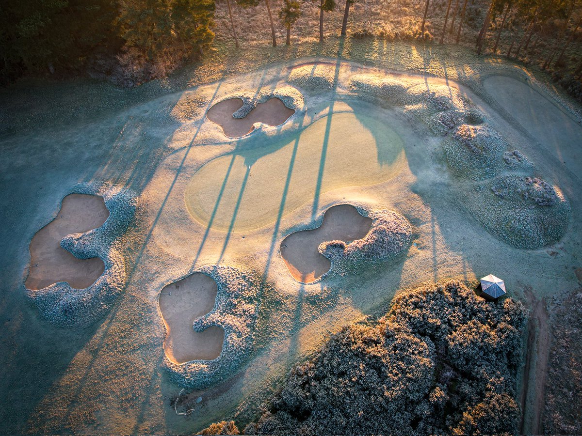 • A frosty start, looking down at the 16th green. ⛳️❄️☀️