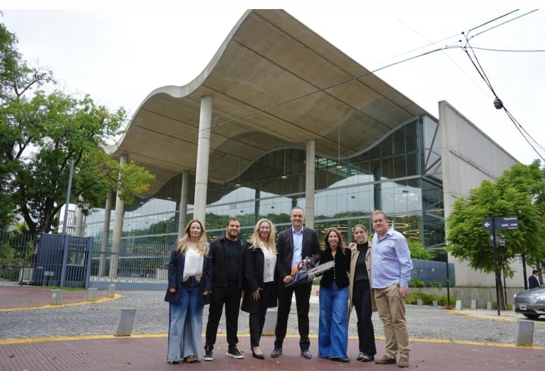 Quiero una foto parecida delante del barrio privado de Sergio y Malena Massa, gracias!