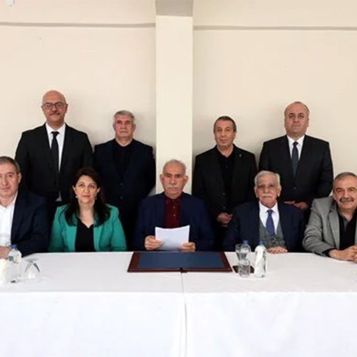 pusholder's tweet photo. DEM Parti, terör Örgütü elebaşı Abdullah Öcalan'ın ailesi ile İmralı Adası'nda bayram ziyareti kapsamında görüştüğünü açıkladı. https://t.co/DhB2h2vG67
