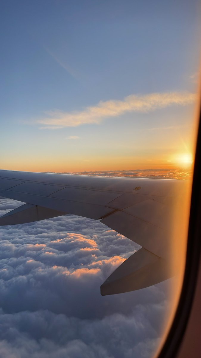 komawri's tweet photo. 朝早すぎる飛行機は綺麗だけど眠すぎる
この景色とダメージが釣り合ってない https://t.co/8I0t8ciV70