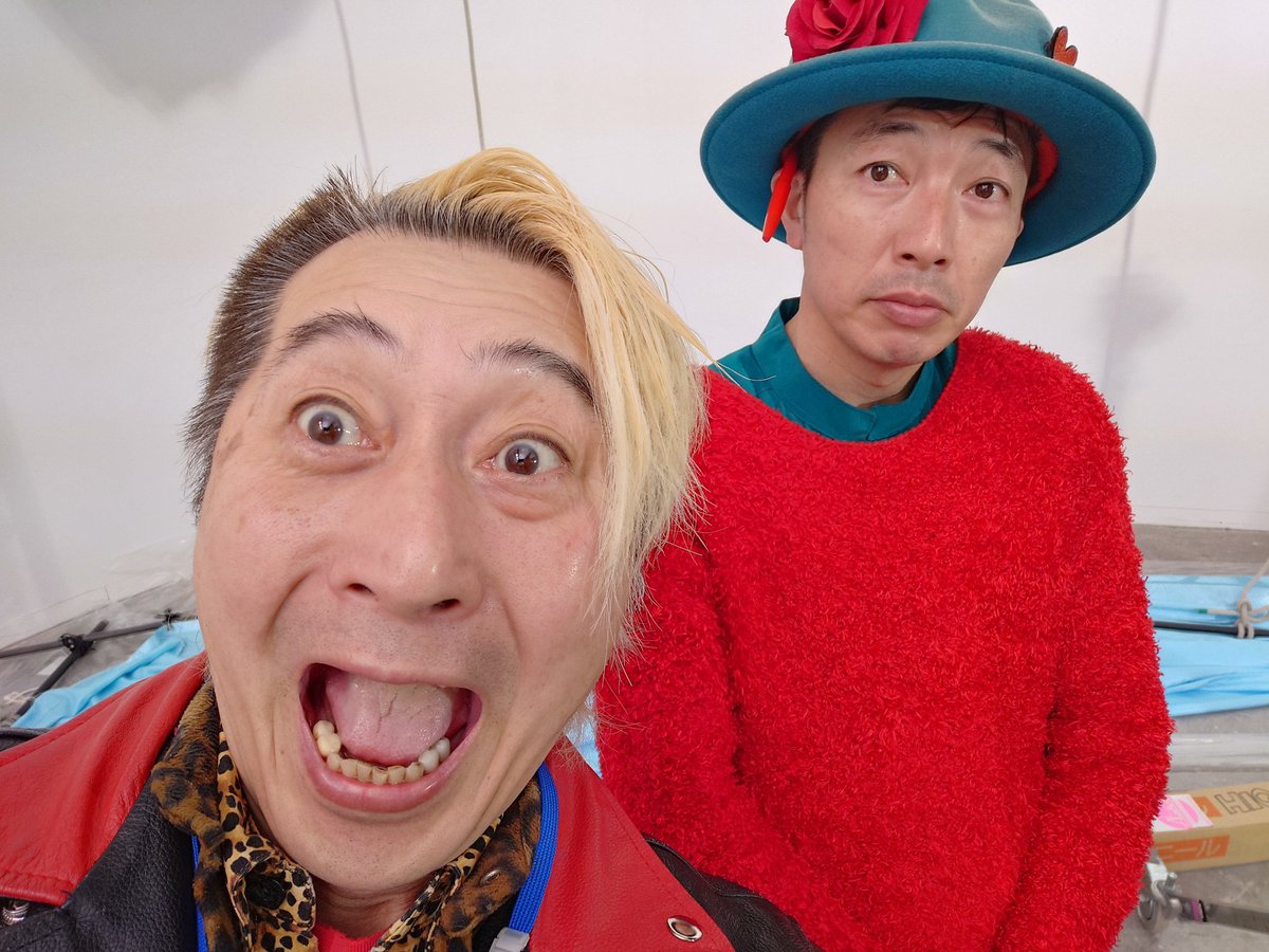 Yonetsuka's tweet photo. 自分とおんなじ種類の種族!と某誰かに言われた照明技師の #HIGASIX 氏と♪お☆今日は赤くて更にテンション上がる(笑)バンバン( ̄^ ̄)/
#特殊メイク
#造形
#造形虎の穴
#ハウンテッド
#米塚
#yonetaro https://t.co/avaJIU6grI